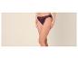 Frau trägt dunkelvioletten Spitzen-Bikini-Slip.