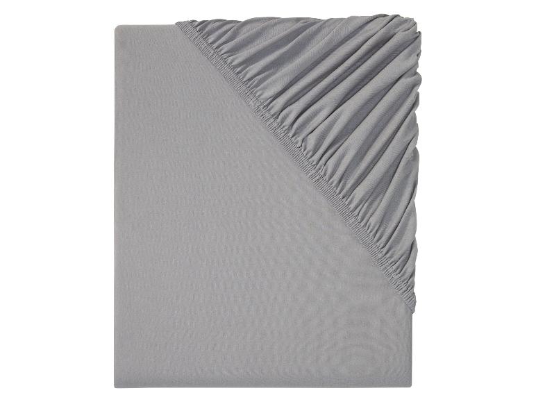 Graues Spannbettlaken und flaches Laken: einfache und elegante Bettwäsche.