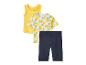 Kinderkleidungsset mit gelbem Top, T-Shirt mit Zitronenmuster und blauen Shorts.