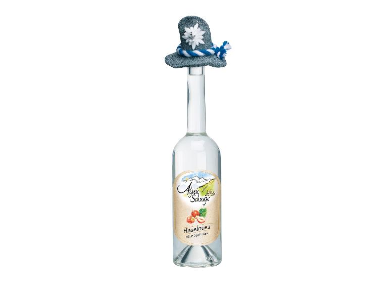 Schnapsflasche mit Haselnuss-Etikett und einem Alpenhut mit Edelweißblume.