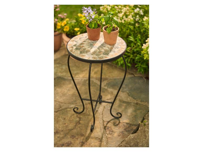 Mosaiktisch mit zwei Topfpflanzen auf einer Terrasse.