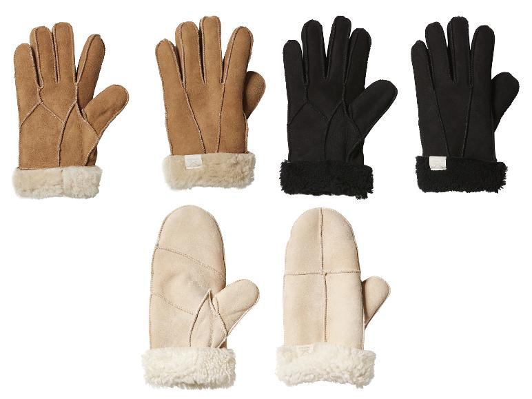 Drei Paar Schaffellhandschuhe und Fäustlinge in Braun, Schwarz und Beige.