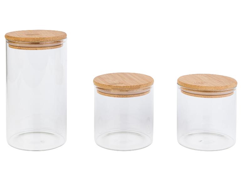 Drei Glasbehälter mit Bambusdeckeln.