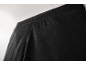 Nahaufnahme des elastischen Stoffs und des Bunds einer schwarzen Leggings.