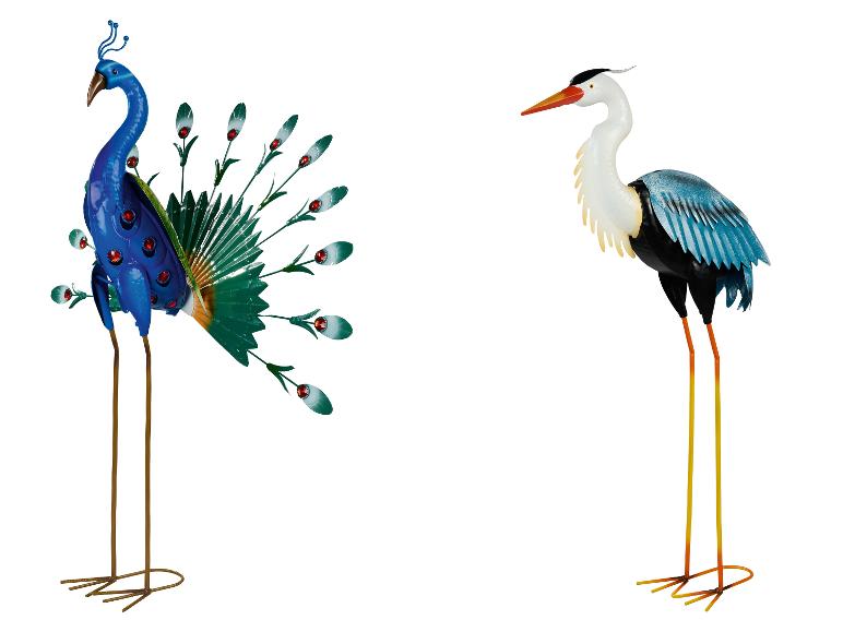 Dekorative Gartenornamente aus Metall in Form von Pfau und Reiher.