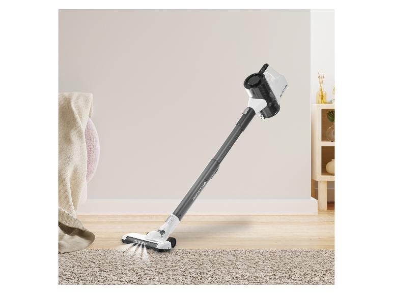 Invictus Akku-Staubsauger auf hellem Holzboden und beigem Teppich.