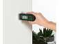 Hand hält Feuchtigkeitsmesser an eine weiße Wand, zeigt 0,0% Feuchtigkeit und 22,0°C.