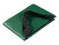 Grüne gefaltete Plane mit schwarzem Gurt