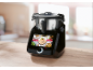 Schwarze multifunktionale Küchenmaschine mit Touchscreen, der Rezepte anzeigt, auf einer Holztheke.