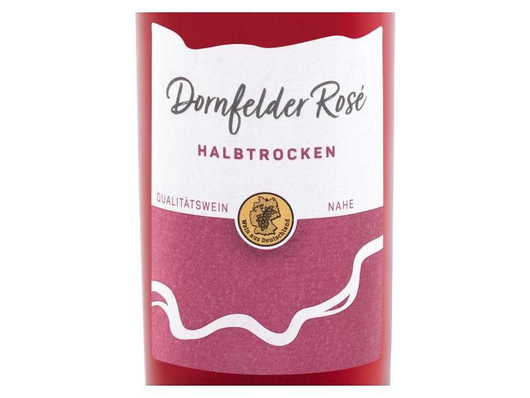Eine Flasche Dornfelder Rosé, halbtrockener deutscher Wein.