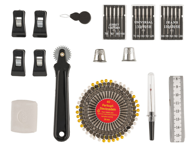 Nadeln, Fingerhut, Stecknadeln, Maßband und andere Nähzubehör.