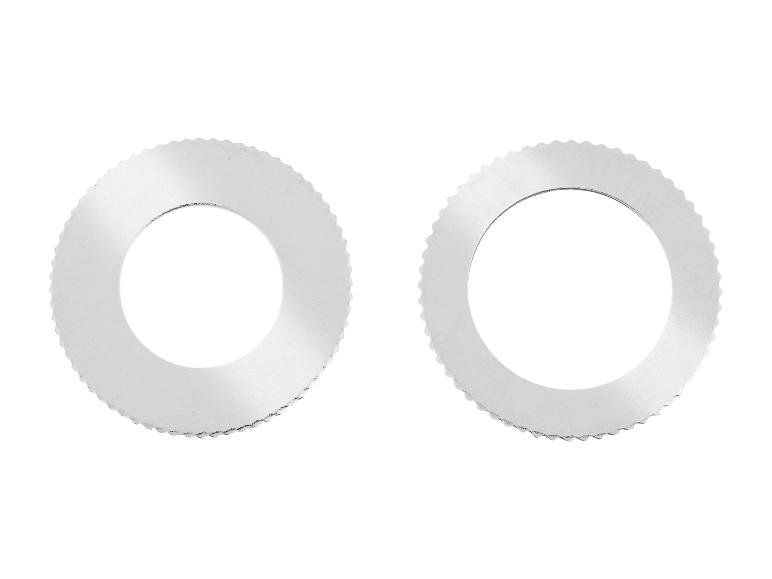 Zwei silberne Ringe mit einem gezackten Rand.