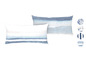 Zwei blaue Kissen mit horizontalem Streifenmuster.