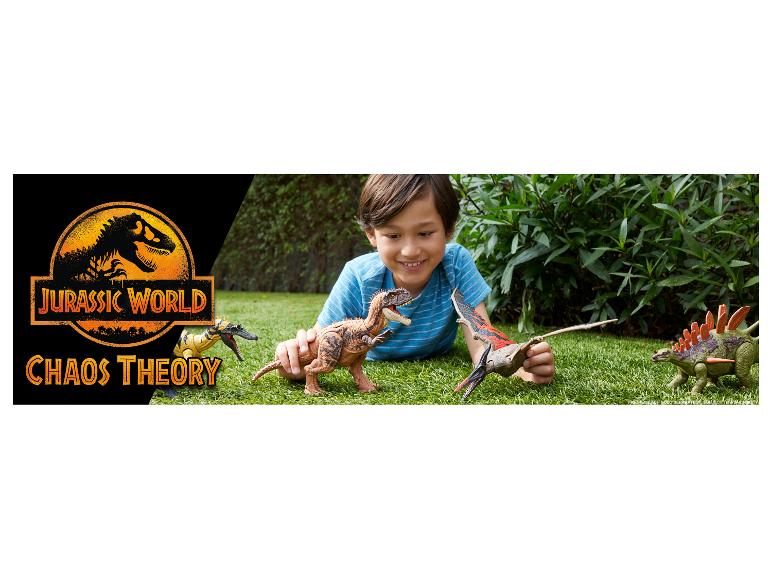 Junge spielt mit Dinosaurier-Spielzeug auf Gras, Jurassic World Chaos Theory Logo.