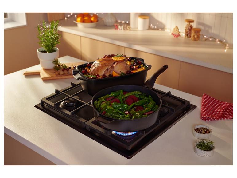 SILVERCREST® Aluguss-Bräter mit Braten und Gemüse auf dem Herd.