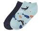Zwei Paar Socken: eine dunkelblaue und eine hellblaue mit Wal-Muster.