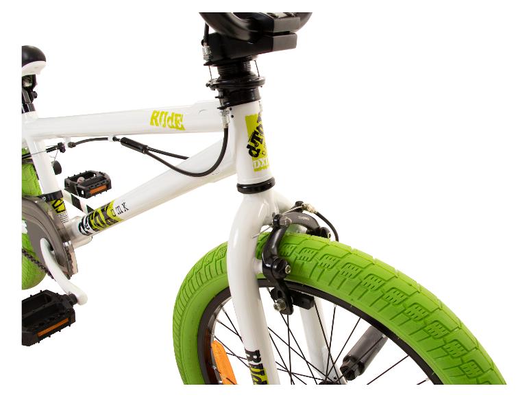 Weißes BMX-Fahrrad mit grünen Reifen und schwarzen Pedalen.
