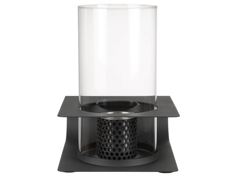 Ein schwarzer Kerzenständer aus Metall mit einem Glaszylinder.