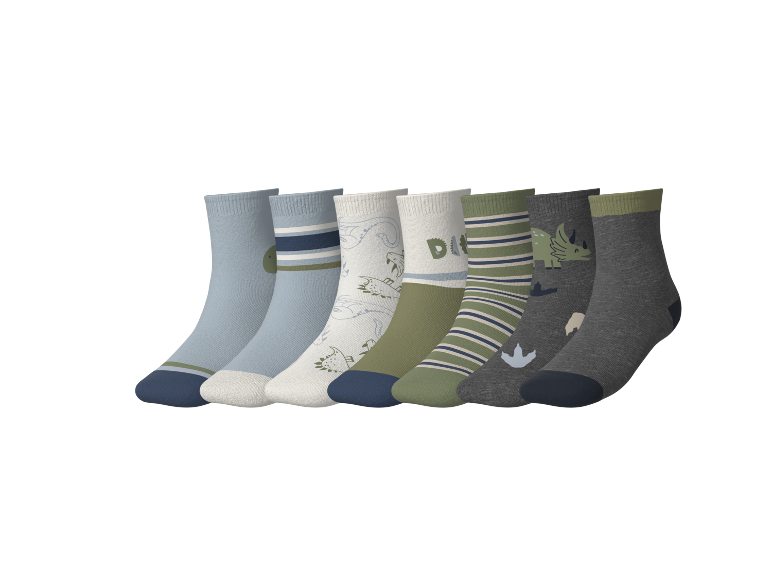 Set aus 7 Paar Kindersocken mit Dinosaurier-Prints und Streifen in Blau- und Grüntönen.