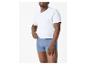 Mann in weißem T-Shirt und blauen Boxershorts.