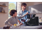 Vater und Sohn kochen zusammen mit einer schwarzen multifunktionalen Küchenmaschine.