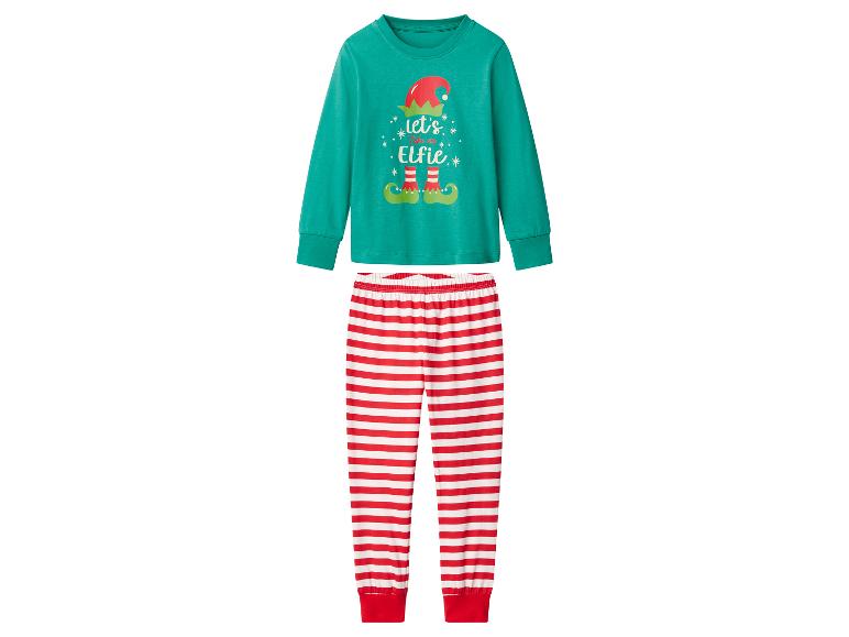 Kinder-Weihnachtspyjama mit grünem Oberteil und rot-weiß gestreiften Hosen.