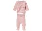 Ein rosafarbenes Baby-Set mit Langarmshirt und Hose, mit Tierprint.