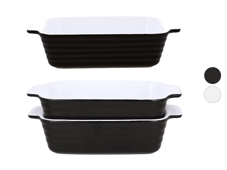Set aus drei schwarz-weißen rechteckigen Keramik-Auflaufformen, mit Farbmustern.