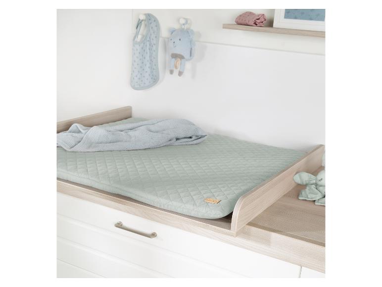 Hölzerner Wickeltisch mit mintgrüner Matratze, Decke und Plüschtieren