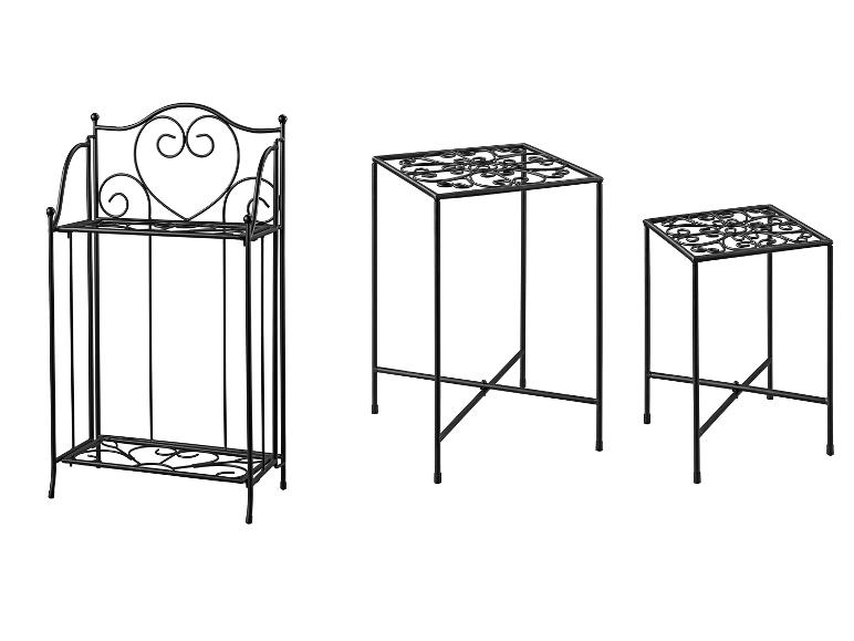 Schwarzes Metall-Pflanzenregal mit Herzmotiven und zwei passenden Pflanzenständern.