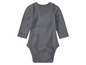 Ein grauer Strampler mit langen Ärmeln für Babys.
