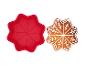Rote Backform und verzierter Lebkuchen in Schneeflockenform.