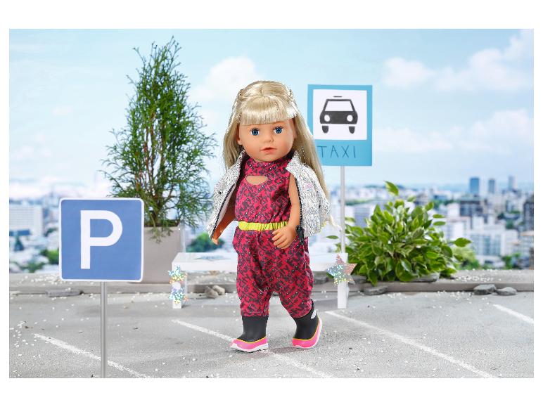 BABY born Puppe in rotem Overall und silberner Weste, mit Park- und Taxischildern.