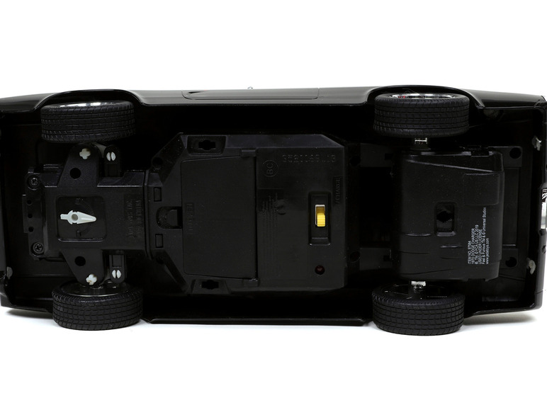 Unterseite eines schwarzen Spielzeugautos, ein Dodge Charger aus dem Jahr 1970.