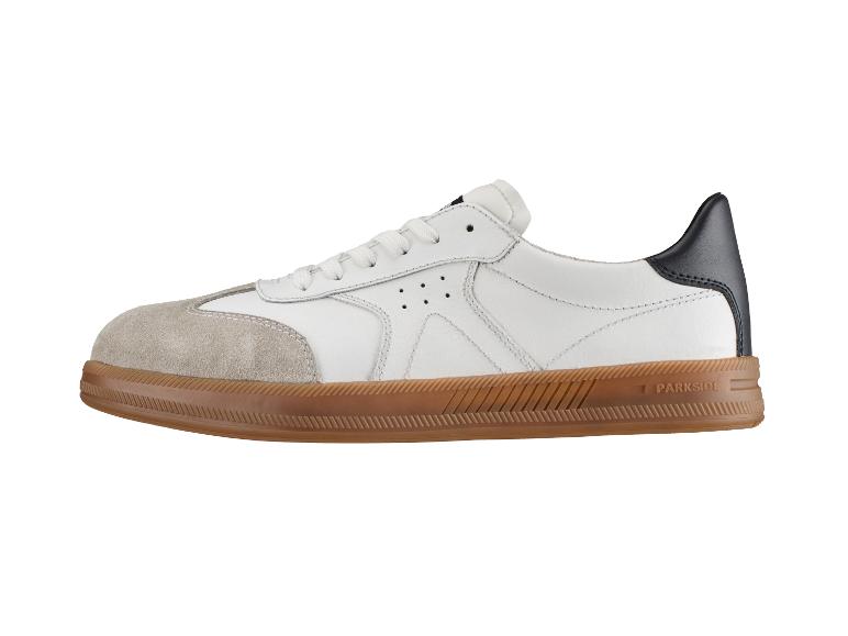 Weiße und graue Sneaker mit brauner Sohle, mit dem Schriftzug „PARKSIDE“ an der Seite.