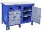 Blaue Werkbank mit grauen Schubladen, Schrank mit Regalen und Rollen.