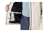 Mann in beiger Jacke und dunkelblauer Hose, zeigt das Innere der Jacke.