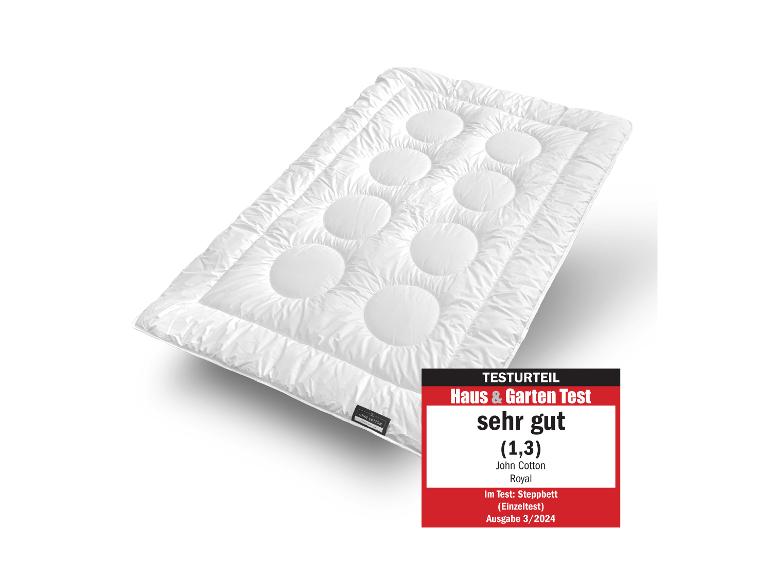 Weiße Steppdecke, mit dem Etikett „sehr gut (1,3)” vom Haus & Garten Test.