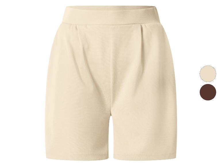 Beige Damen-Shorts mit hoher Taille und Falten, mit Farbmustern.
