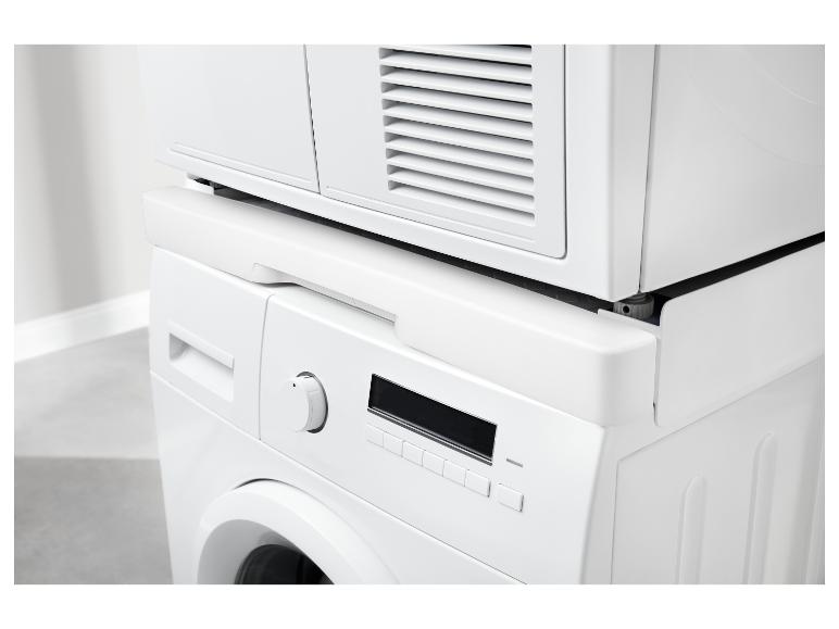 Gestapelte Waschmaschine und Wäschetrockner in Weiß.