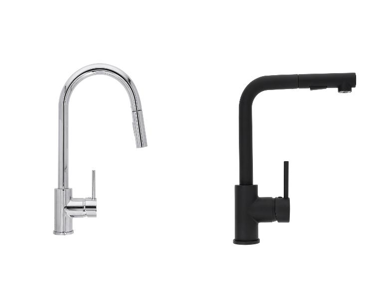 Zwei Küchenarmaturen, eine verchromt und eine schwarz, mit ausziehbaren Brausen.