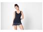 Frau in marineblauem Tanktop und gemusterten Shorts