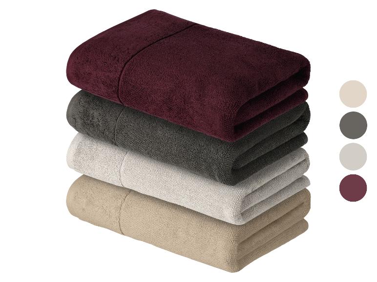 Ein Stapel Handtücher in verschiedenen Farben.