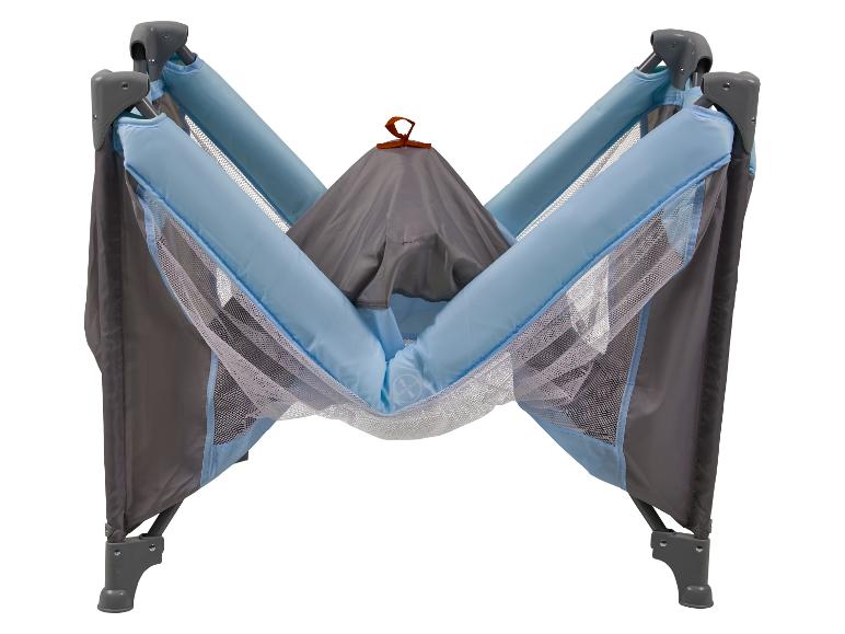 Graues und blaues faltbares Reisebett für Babys, teilweise zusammengeklappt.
