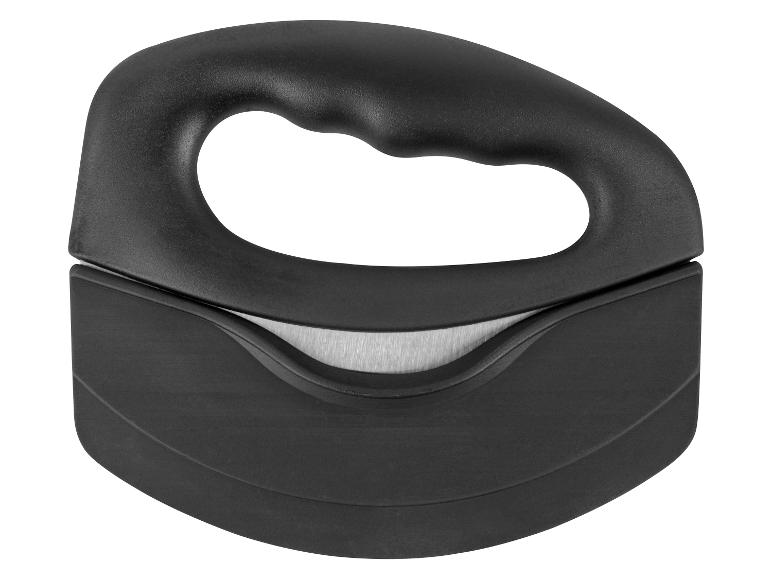 Ein schwarzer Gemüse- und Obstschneider mit Griff.