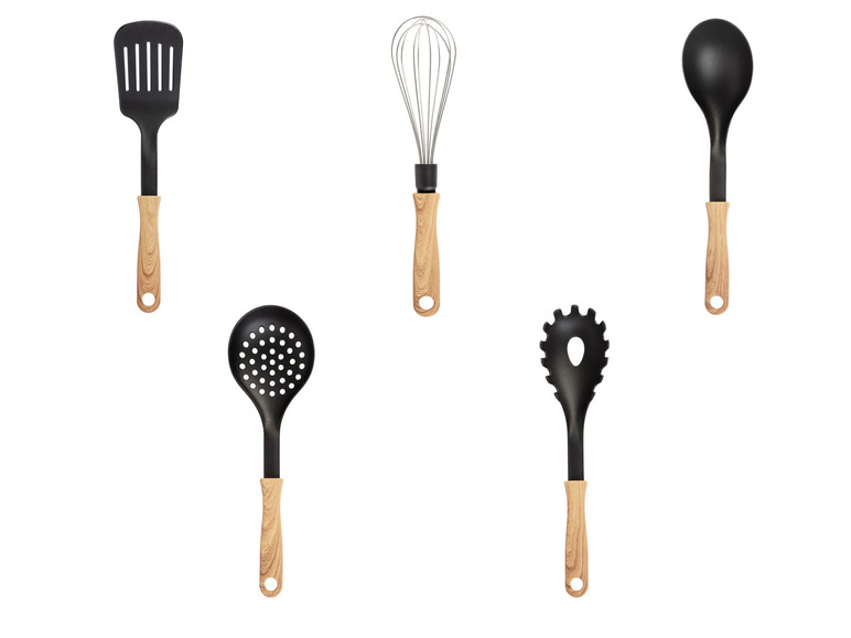 Ein Spatel, ein Schneebesen, eine Schöpfkelle und ein Schaumlöffel mit Holzgriffen.