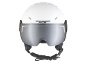 Weißer Skihelm mit verspiegeltem Visier und Kinnriemen auf schwarzem Hintergrund