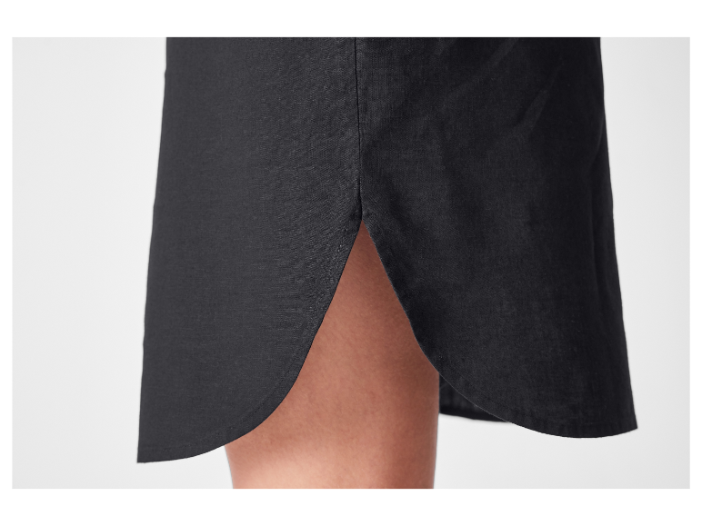 Schwarzer Baumwollstoff mit seitlichem Schlitz.