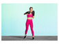 Eine Frau in rosa Sportkleidung mit Boxhandschuhen