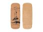 Zwei hölzerne Balanceboards: eines mit Meereswellen- und Surfbrettdesign, das andere schlicht.
